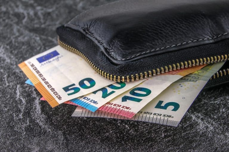 Portefeuille ouvert avec des billets de banque pour faire ses achats en Italie.