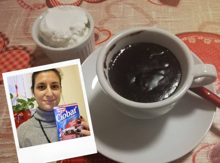 Aurélie présentant la boîte de Ciobar et un chocolat chaud italien dense et onctueux