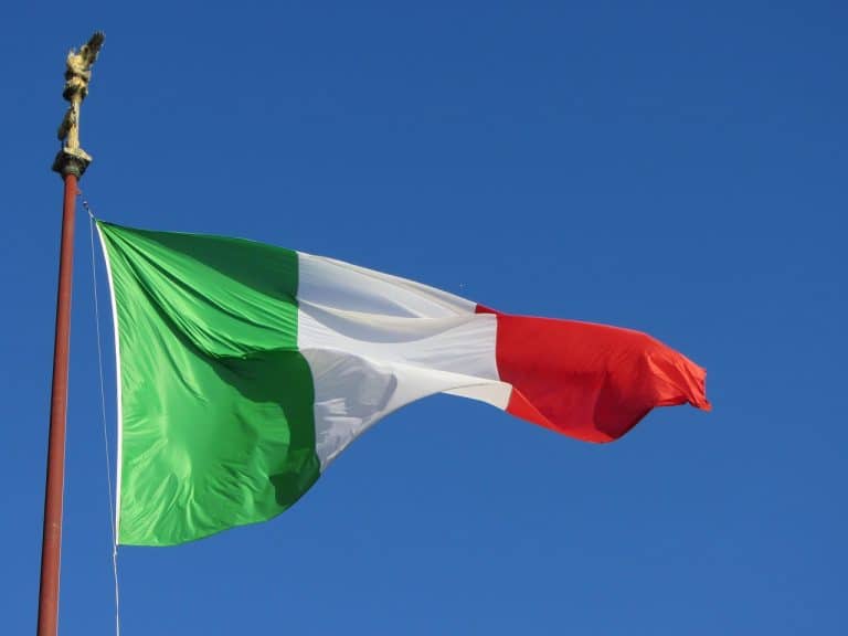 Le drapeau italien tricolore avec ses bandes verticales verte, blanche et rouge, symbole de la République italienne.