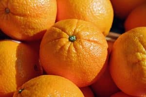 Gros plan sur une pile d'oranges juteuses et colorées