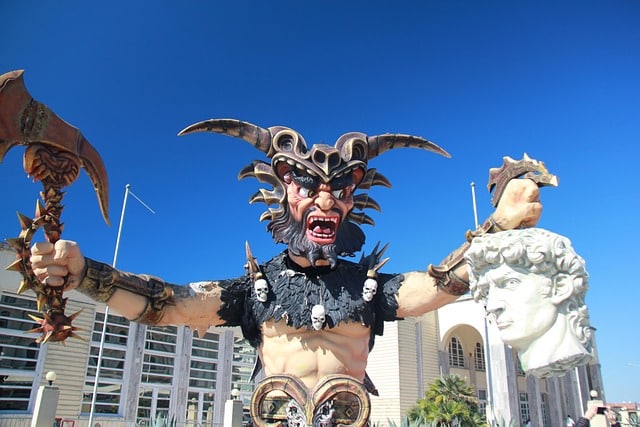 Gros plan d'une grande figure en papier mâché (cartapesta) du défilé du Carnaval de Viareggio