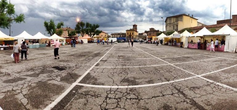 Ambiance des fêtes de village en Italie sur la place de Moncalvo dans le Piémont.