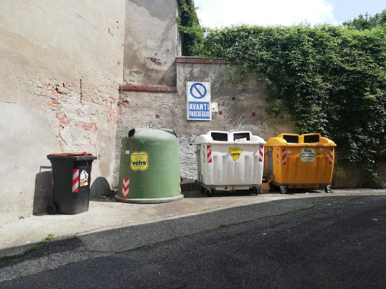 Guide pratique pour comprendre le tri des déchets en Italie.