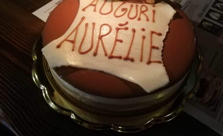 Gâteau d'anniversaire italien avec l'inscription « Auguri Aurélie » pour souhaiter un **joyeux anniversaire en italien**.
