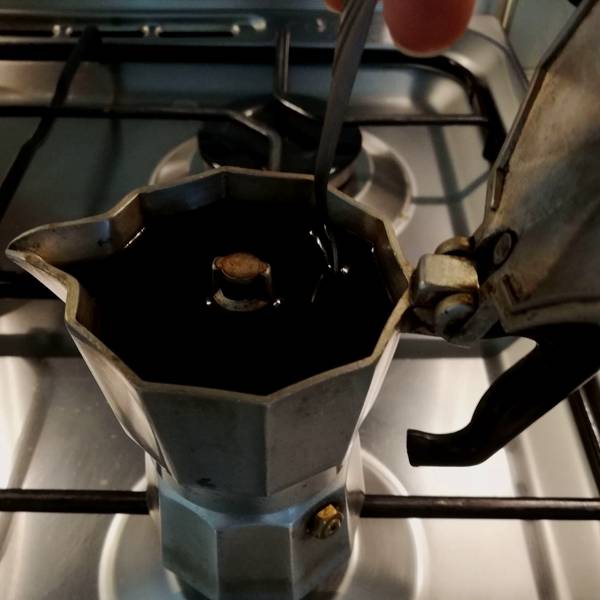 remuer café dans cafetière italienne