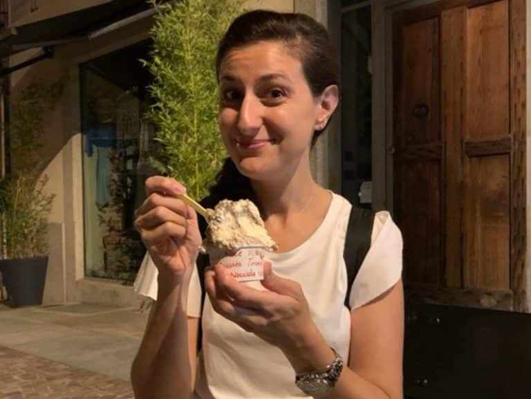 Aurélie savourant un gelato artisanal lors de la passeggiata du soir en Italie.