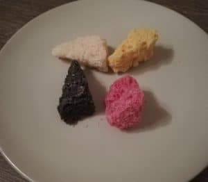 Photo rapprochée de charbon sucré multicolore (noir, rouge, blanc, jaune), typique de la tradition de l'Épiphanie en Italie.