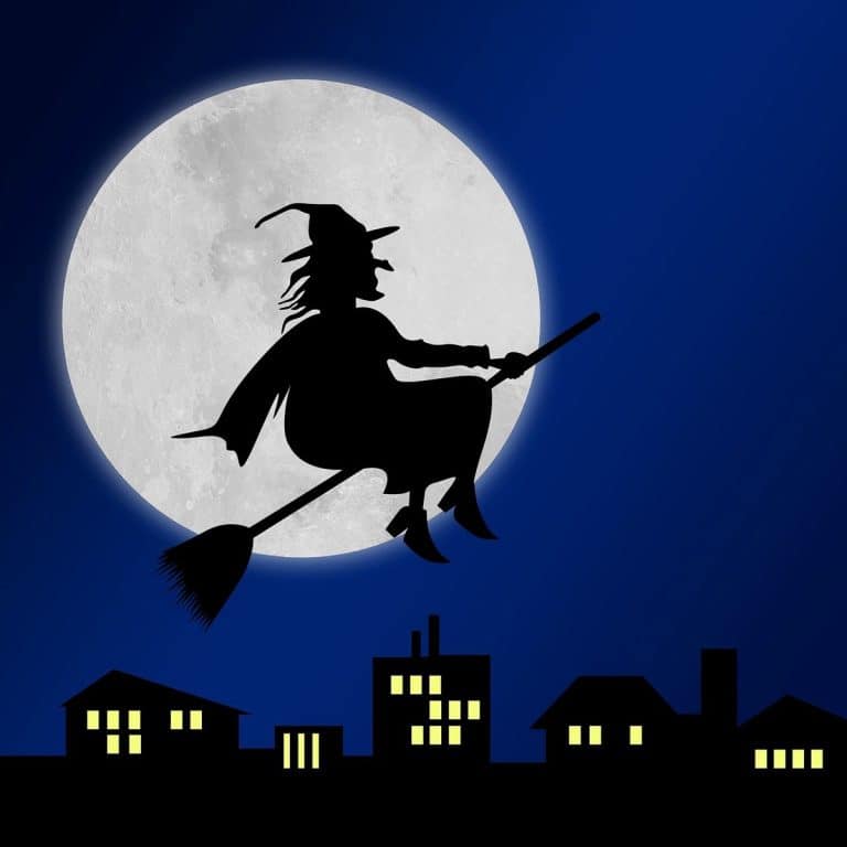 Image de la Befana, sorcière sur son balai devant la lune, symbolisant la tradition de l'Épiphanie en Italie.