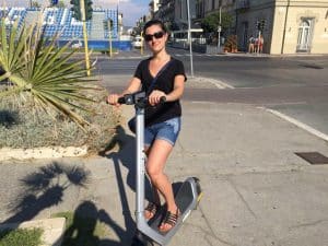 Aurélie sur trottinette devant les tribunes en préparation du défilé du Carnaval de Viareggio