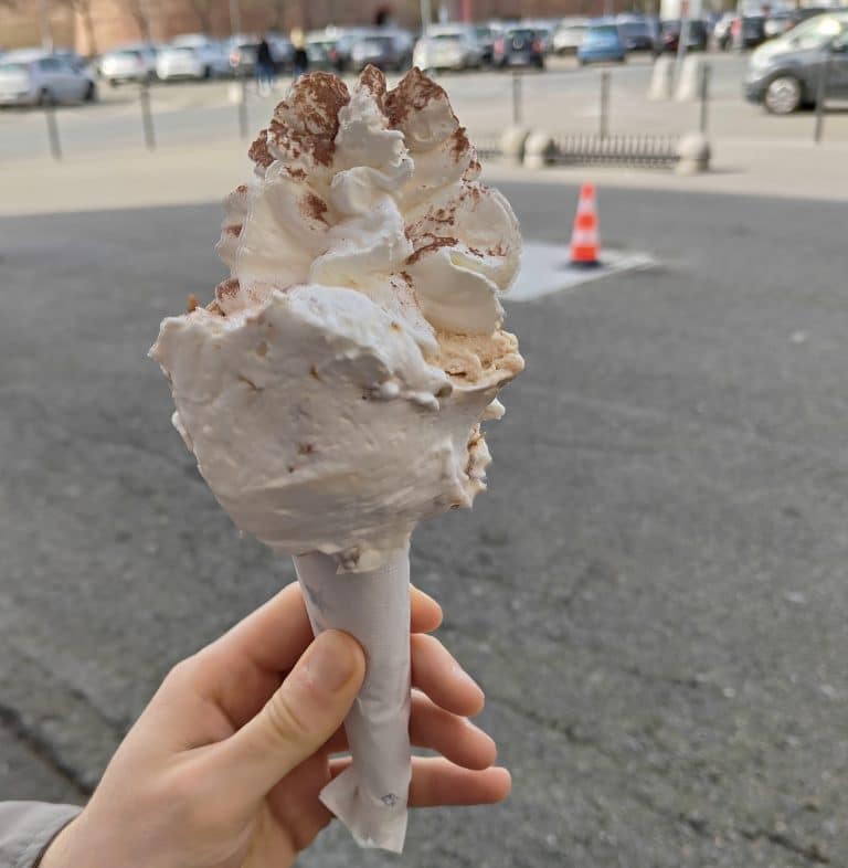 Cornet de glace italienne artisanale avec panna tenu en main à Casale Monferrato