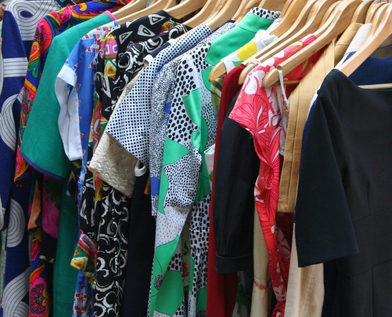 Soldes d'été en Italie : vêtements sur un portant dans un magasin.